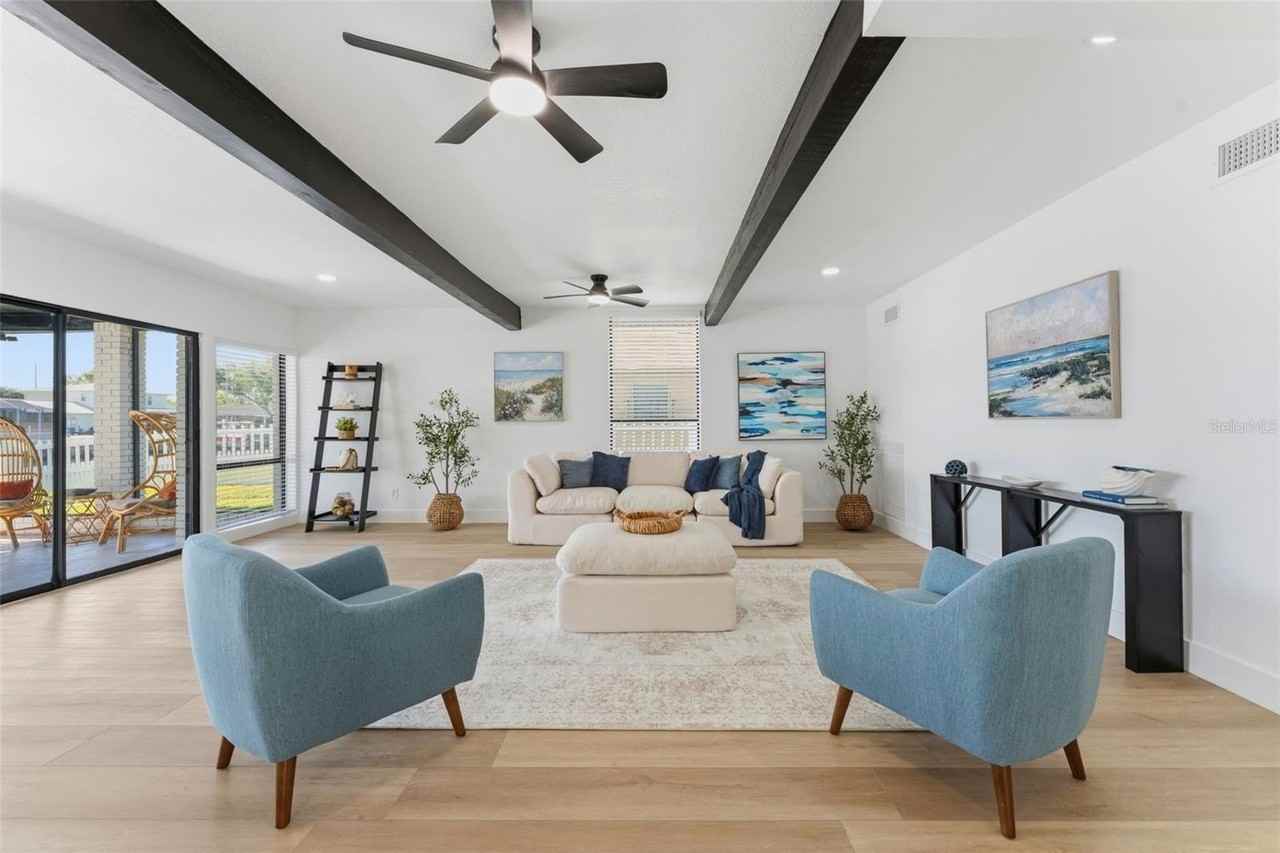3917 E Eden Roc Cir - Photo 4 of 50