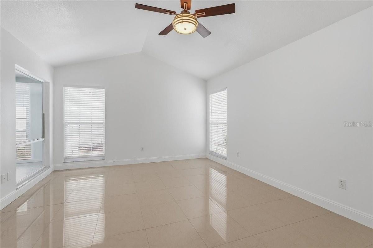 7047 Silvermill Dr - Photo 7 of 50