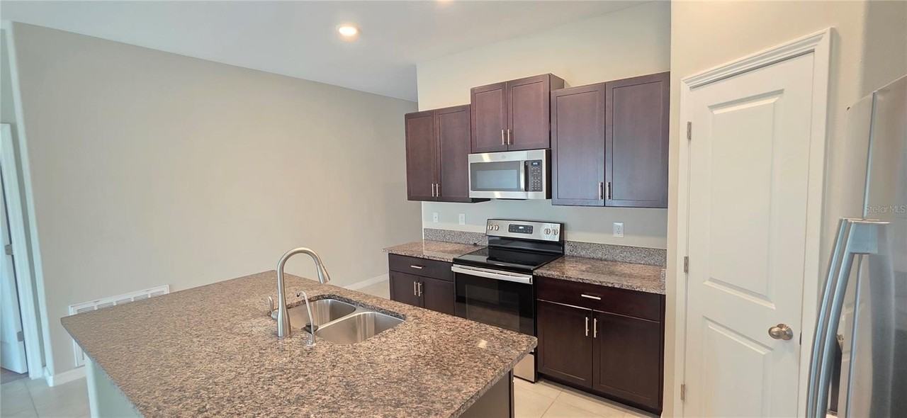 16638 Delia St - Photo 3 of 12