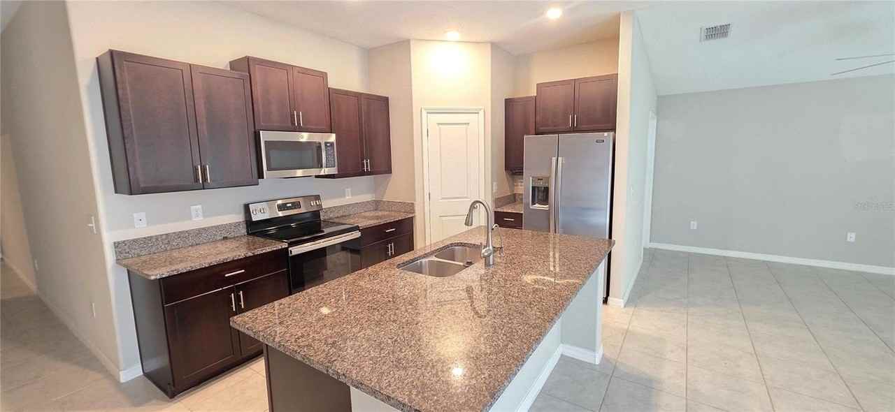 16638 Delia St - Photo 4 of 12