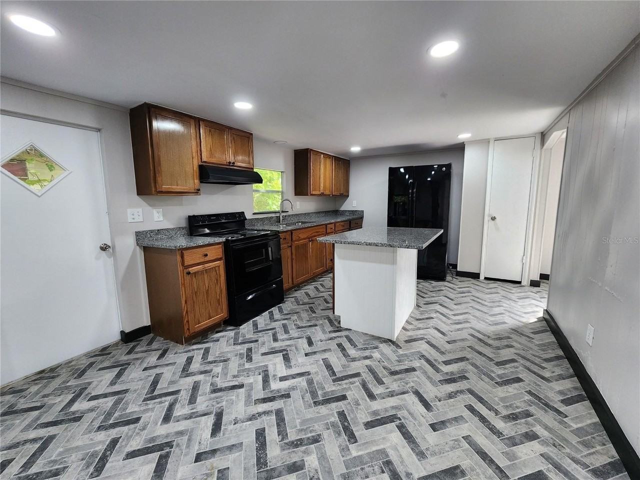 14851 Dade St - Photo 4 of 18