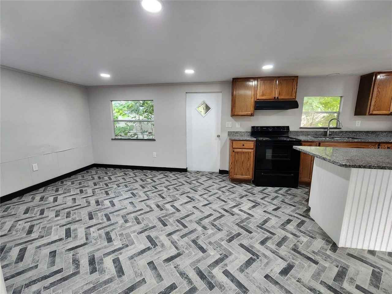 14851 Dade St - Photo 5 of 18