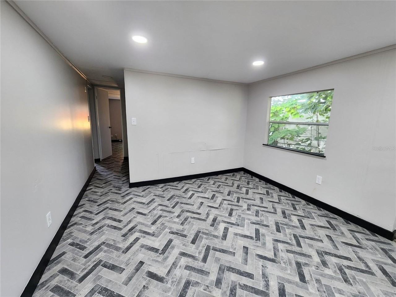 14851 Dade St - Photo 6 of 18
