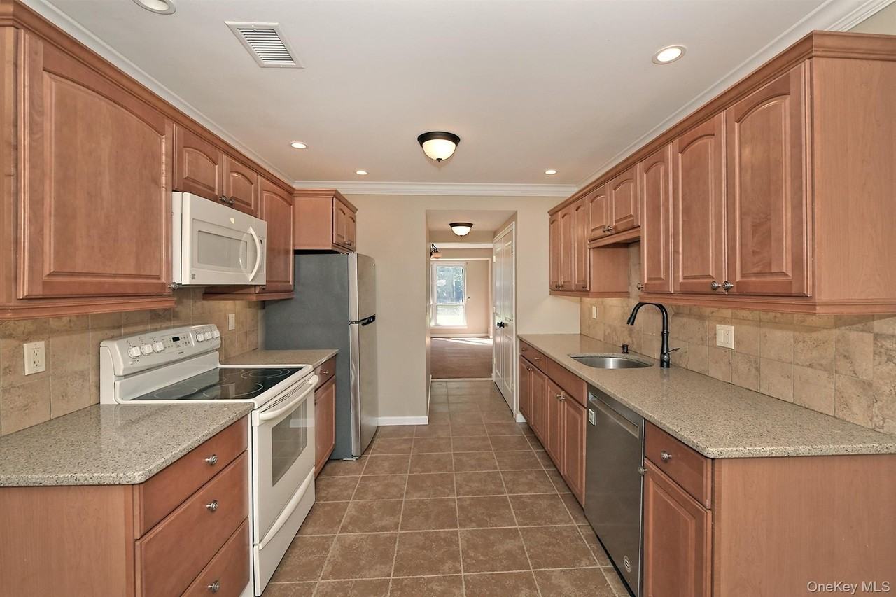 56 S Pond Ln - Photo 6 of 18
