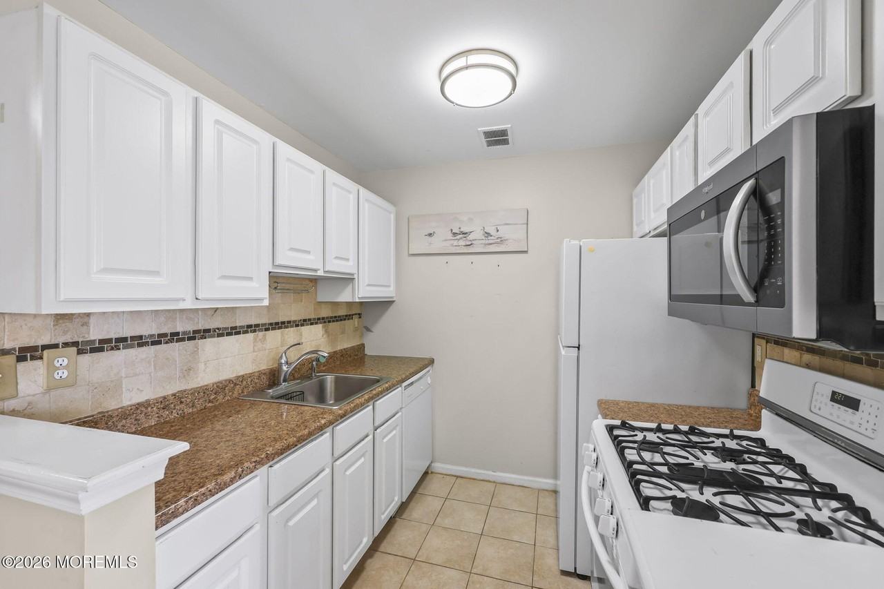 205 6th Ave #5 - Photo 7 of 16