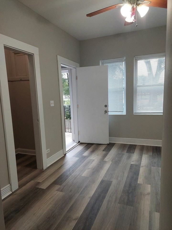 4446 S Hermitage Ave #1F - Photo 2 of 10