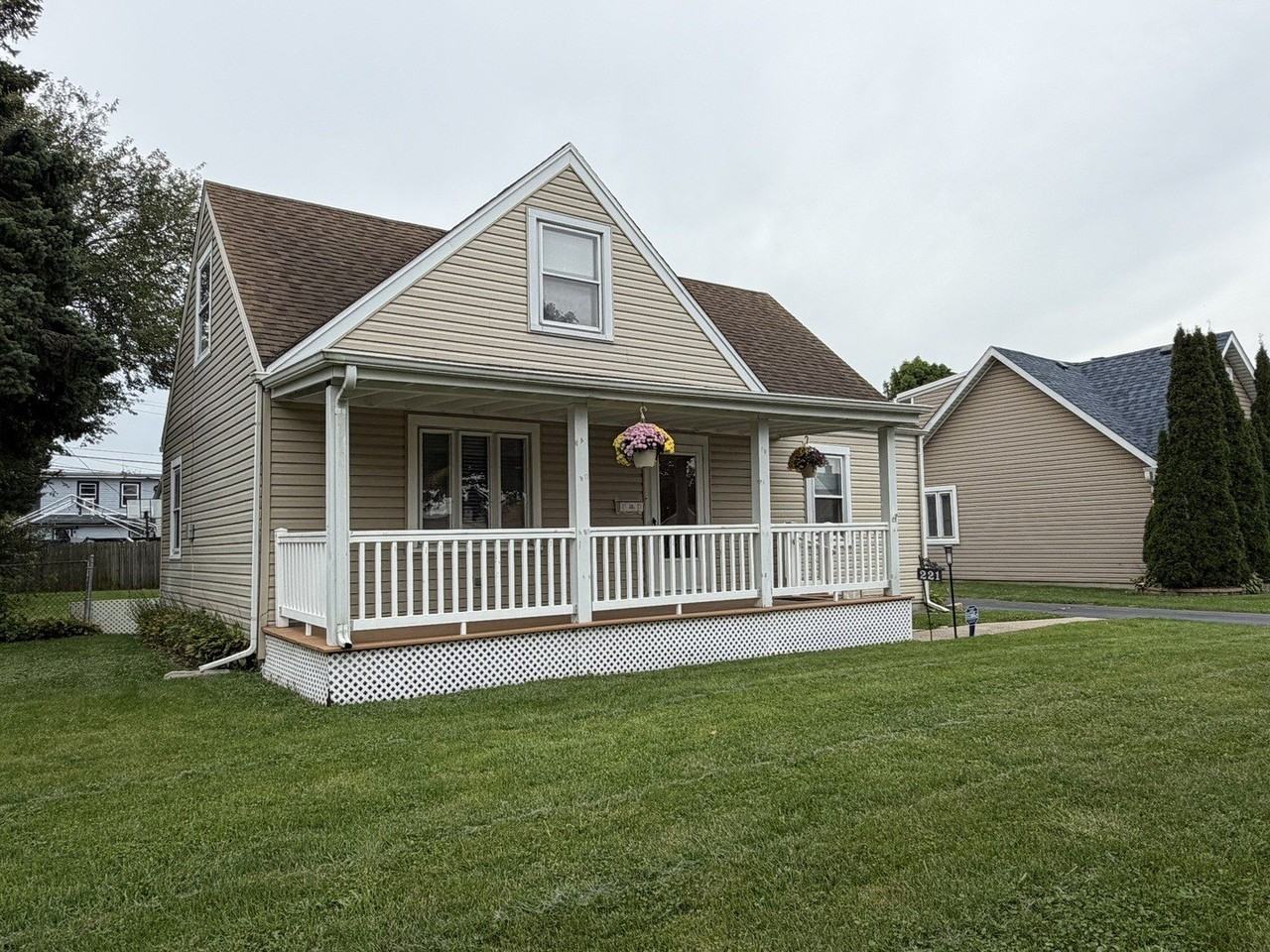 221 E Dickens Ave - Photo 2 of 35