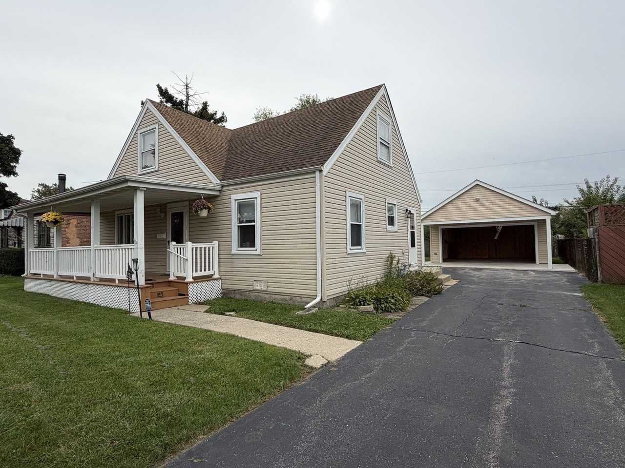 221 E Dickens Ave - Photo 3 of 35