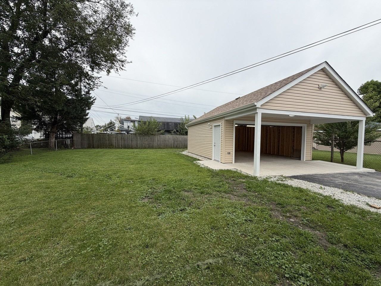 221 E Dickens Ave - Photo 4 of 35