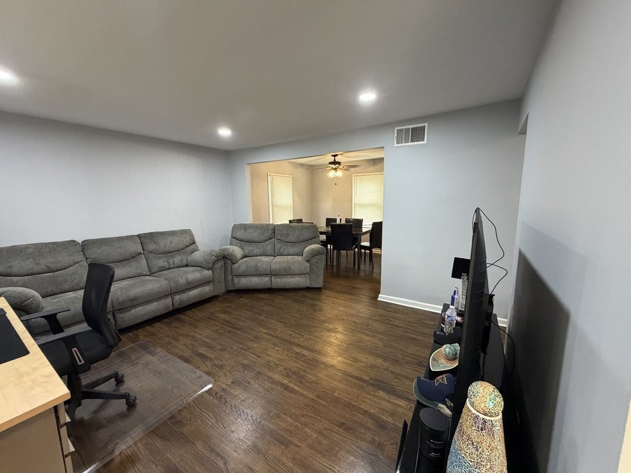 221 E Dickens Ave - Photo 6 of 35