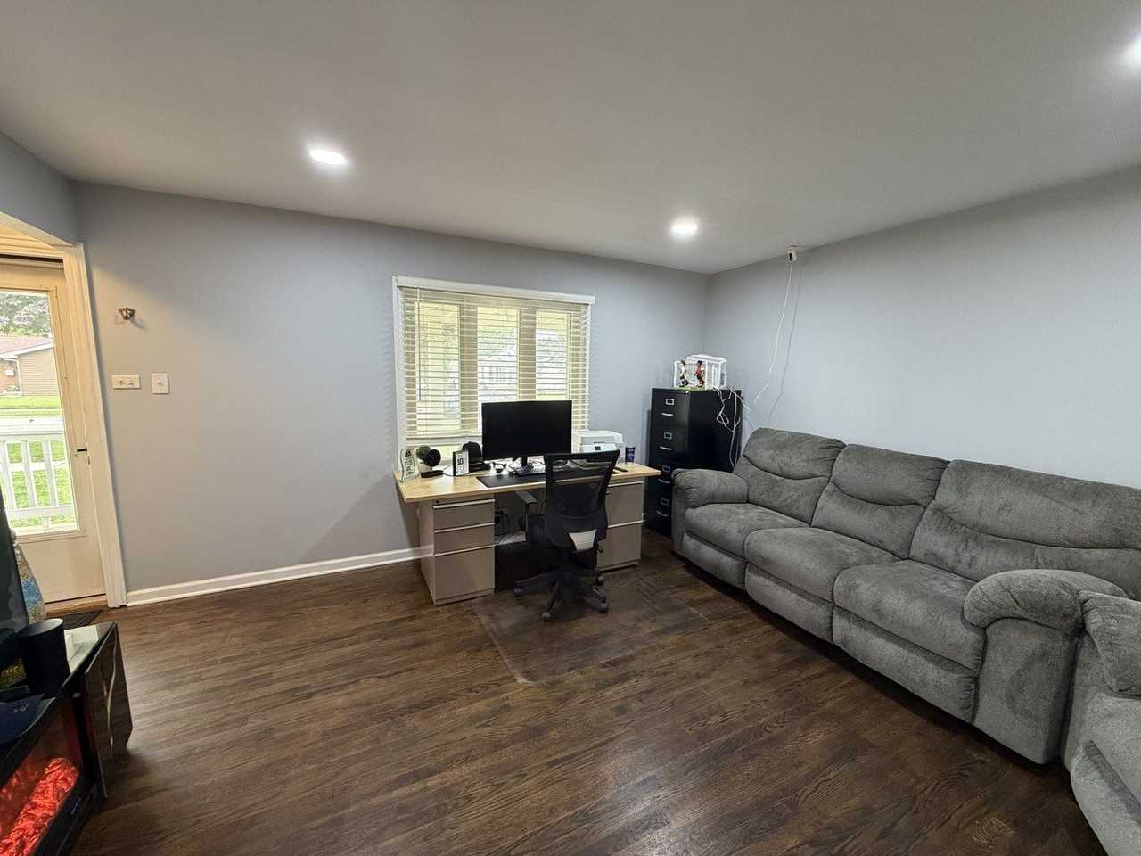 221 E Dickens Ave - Photo 7 of 35