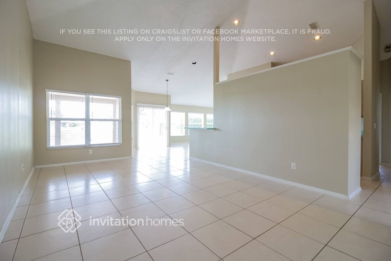 12747 Waterhaven Cir - Photo 4 of 20
