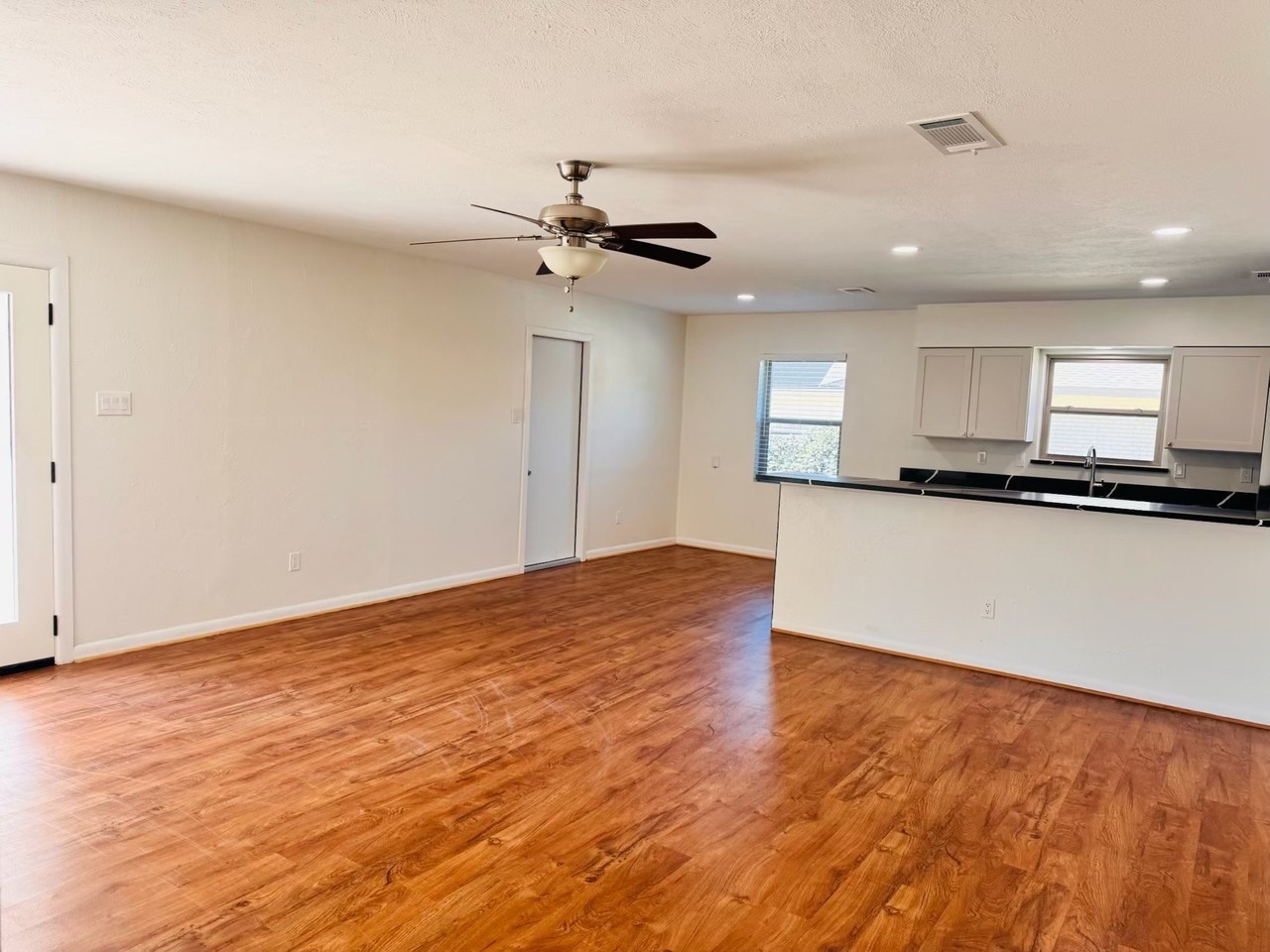 1710 Cresthaven Dr - Photo 3 of 11