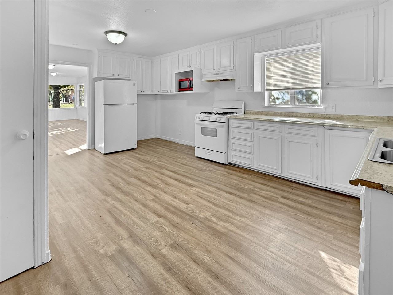 1009 E 11th St - Photo 5 of 14
