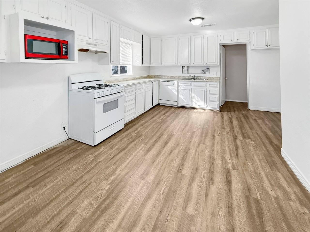 1009 E 11th St - Photo 6 of 14