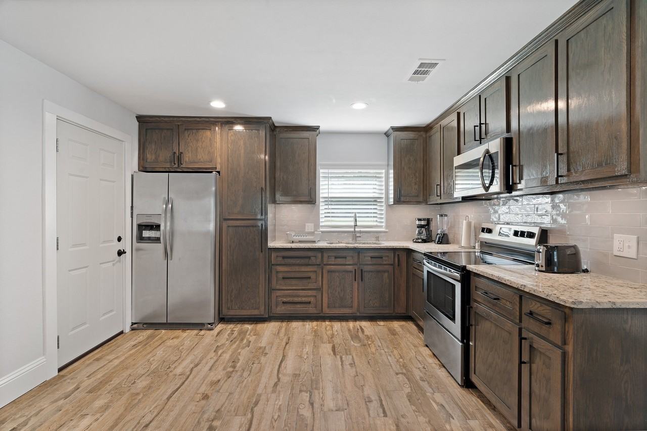 3308 Alaska Ave - Photo 4 of 12