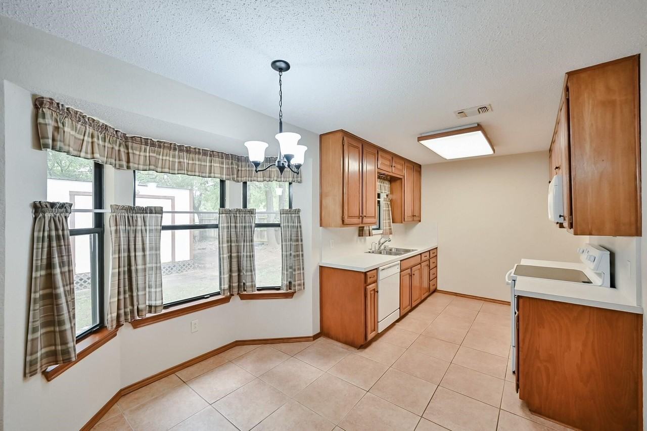 104 Hilltop Dr - Photo 4 of 8