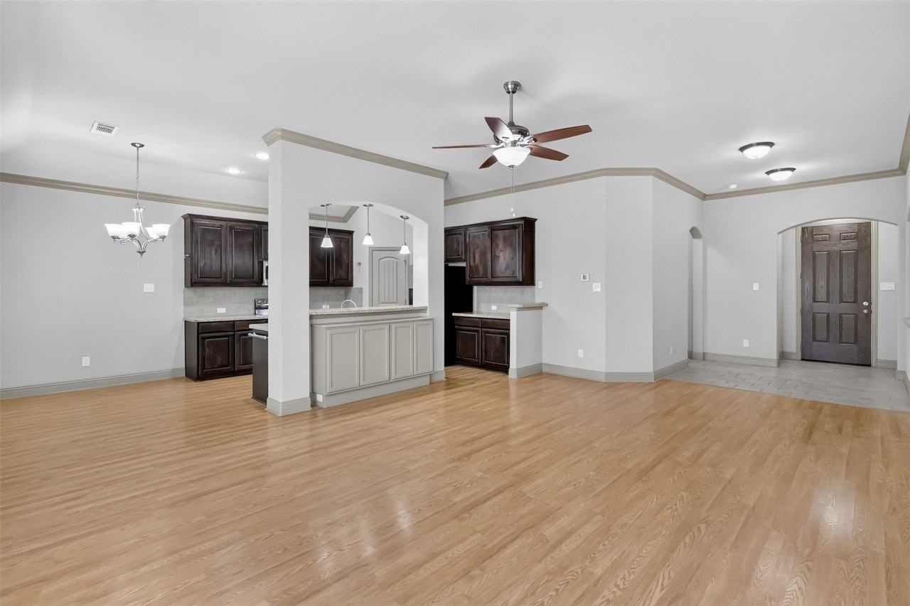 204 Saxon St - Photo 4 of 31