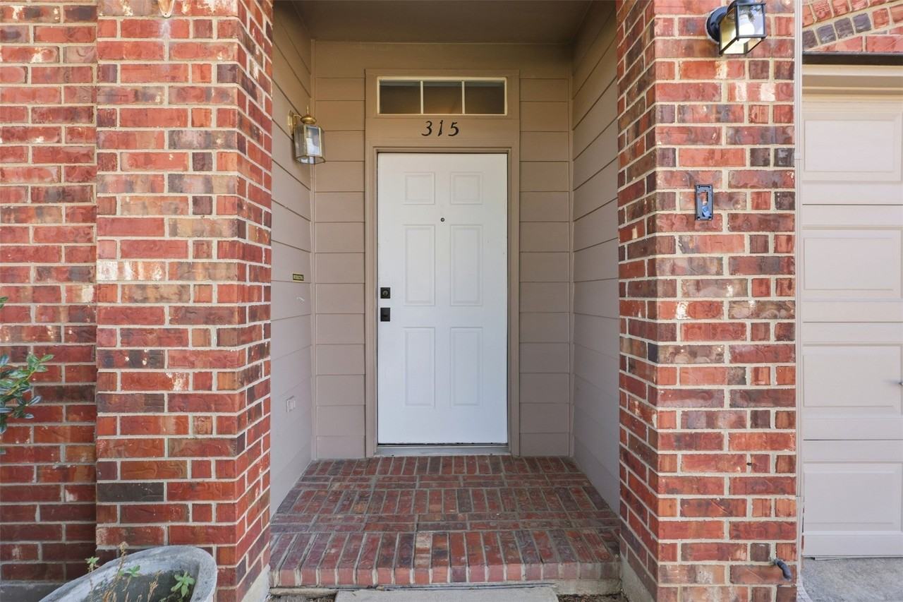 315 Londonderry Ln - Photo 3 of 40