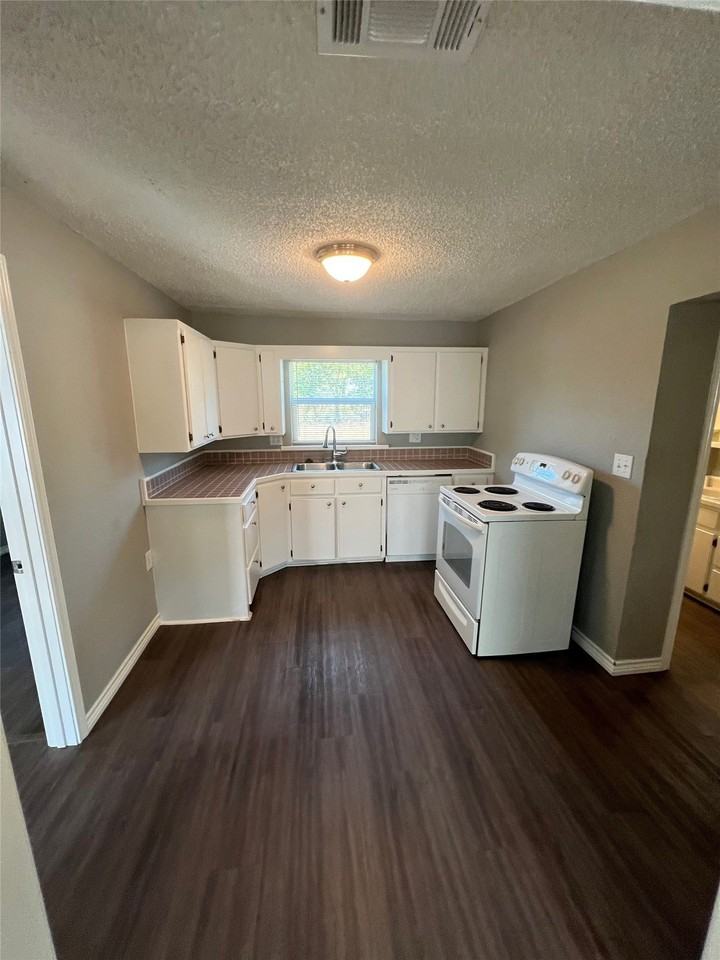 506 W Ball St - Photo 5 of 12