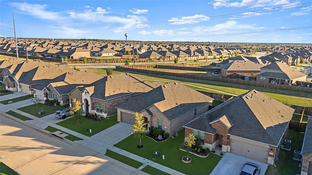 3102 Moccasin Ln - Photo 3 of 33