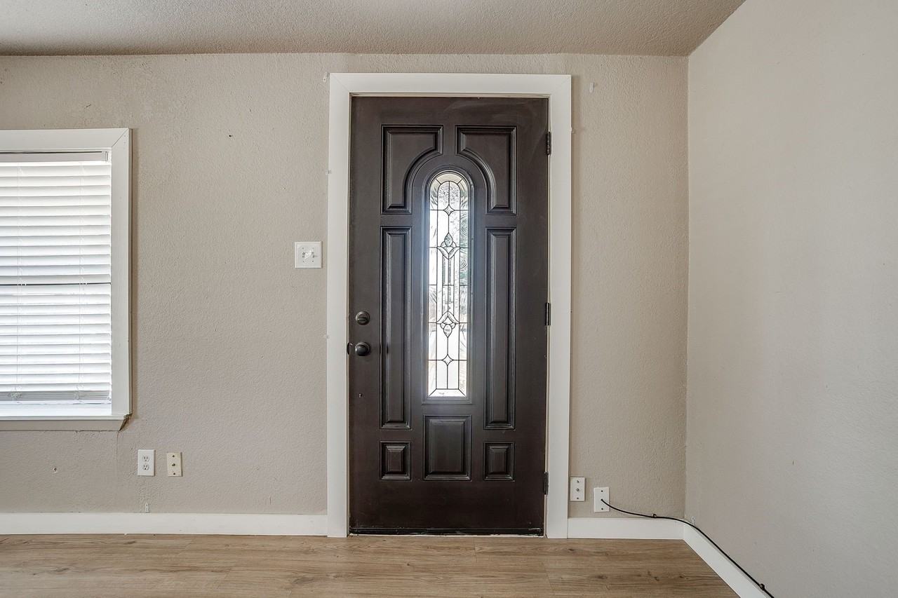 913 Jameson St - Photo 4 of 35