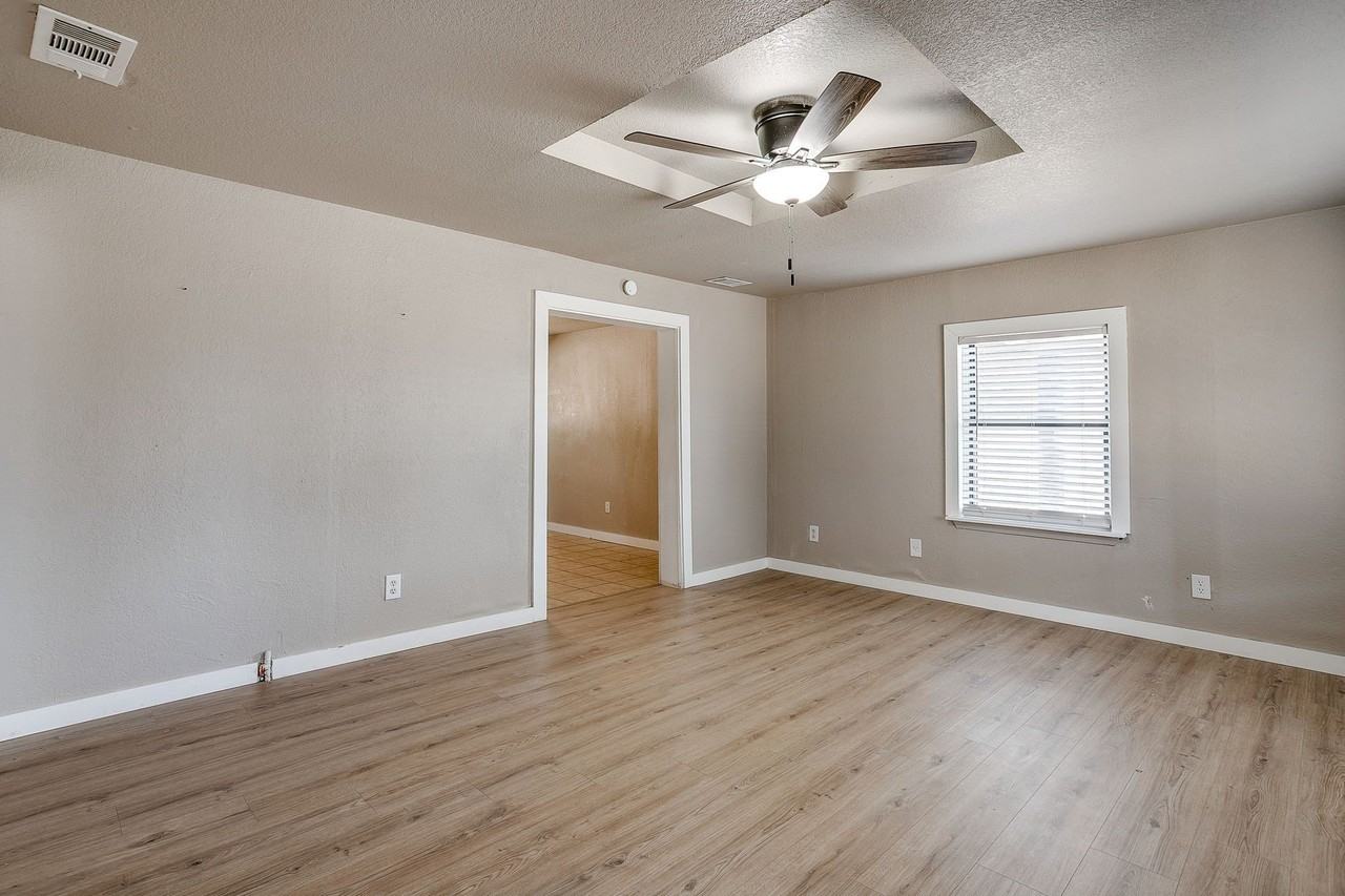 913 Jameson St - Photo 5 of 35