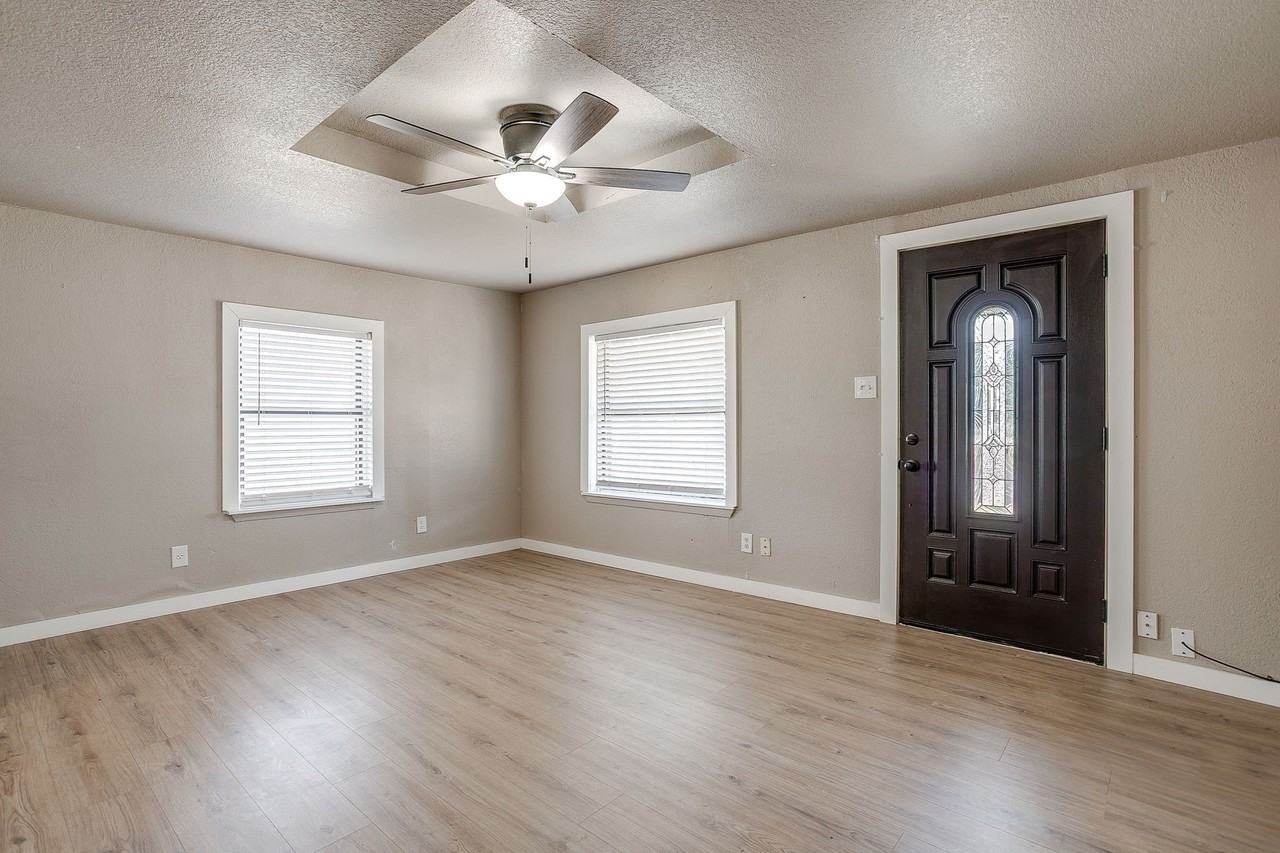 913 Jameson St - Photo 6 of 35