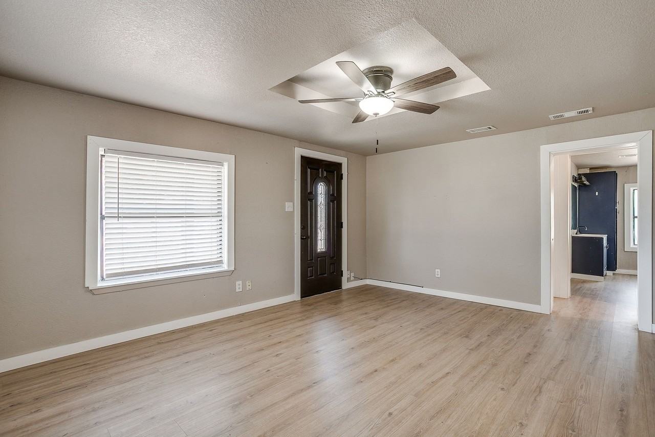 913 Jameson St - Photo 7 of 35