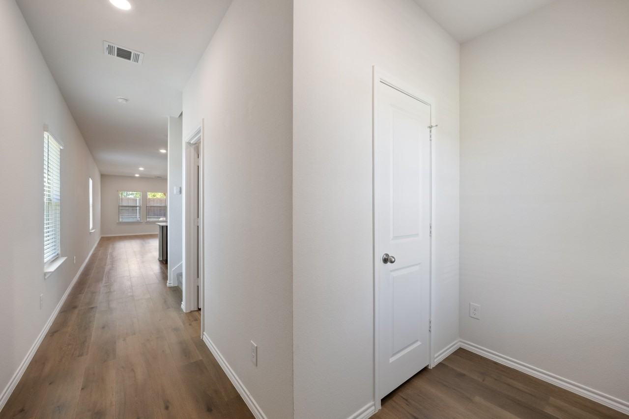 1701 Elm Fork Bnd - Photo 4 of 35