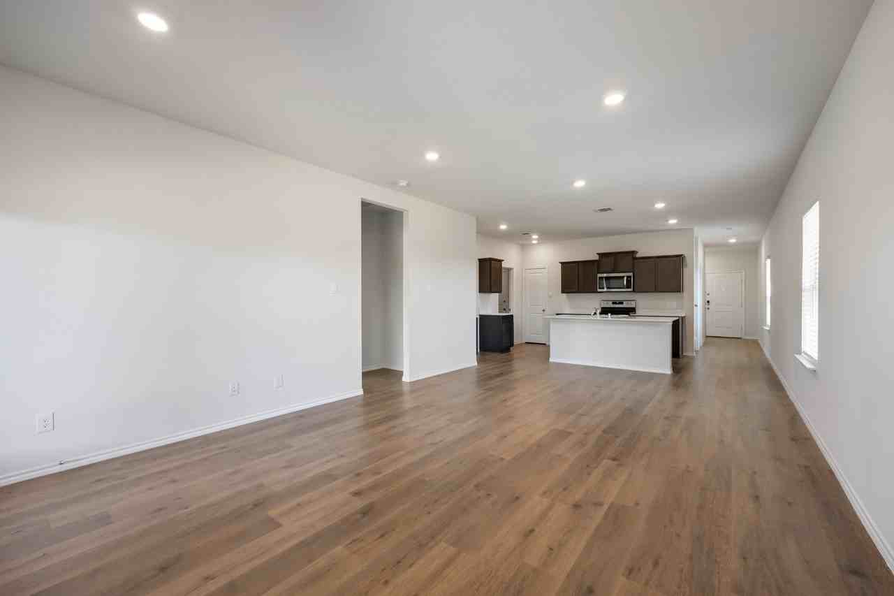 1701 Elm Fork Bnd - Photo 6 of 35