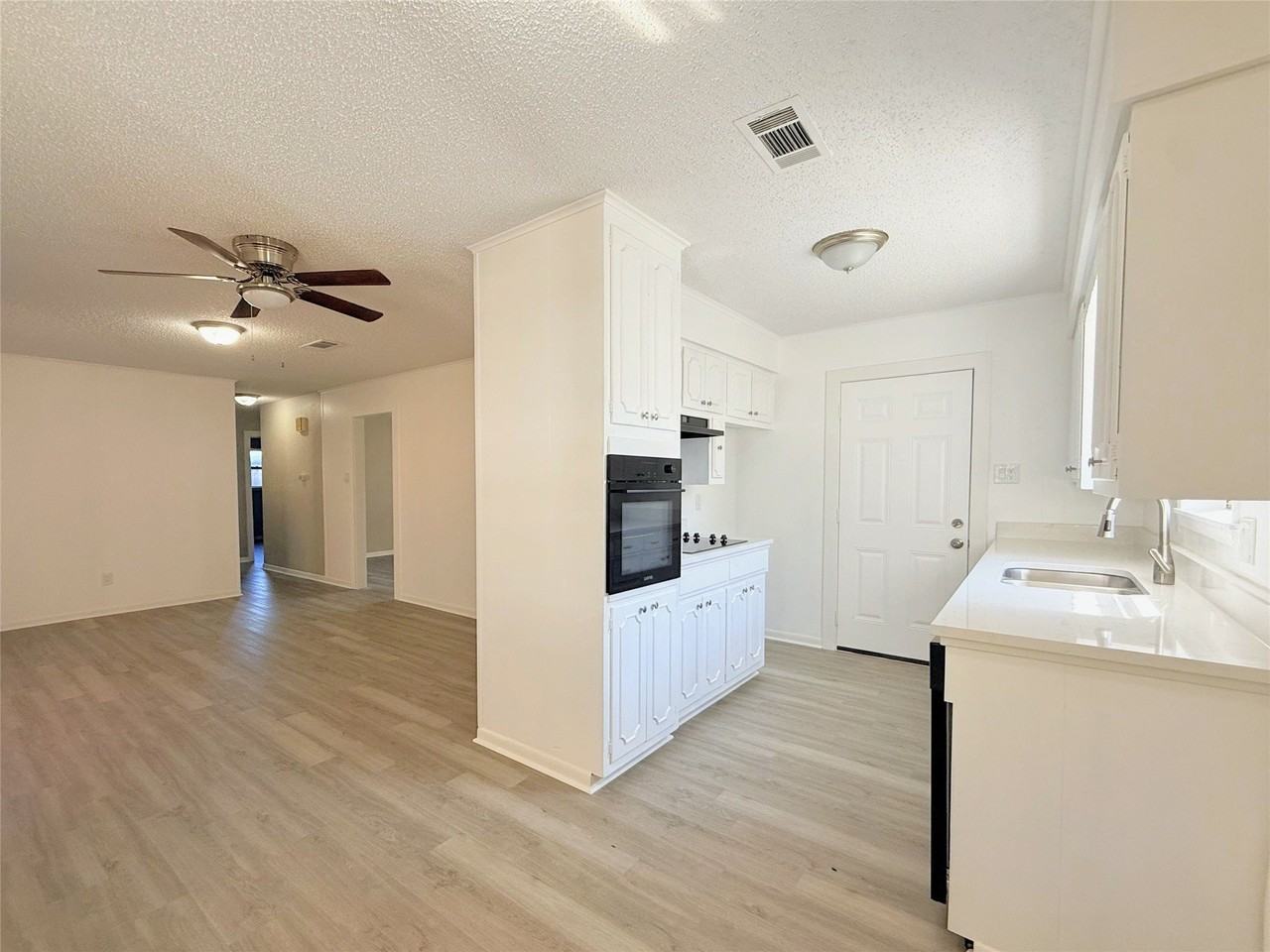 905 Seymore Cir - Photo 4 of 27