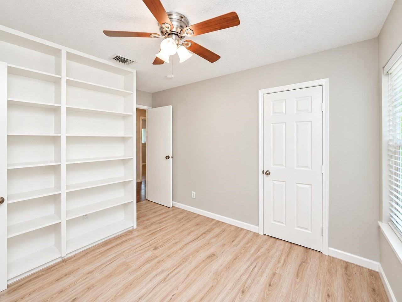 302 Rosemary Ln - Photo 2 of 18