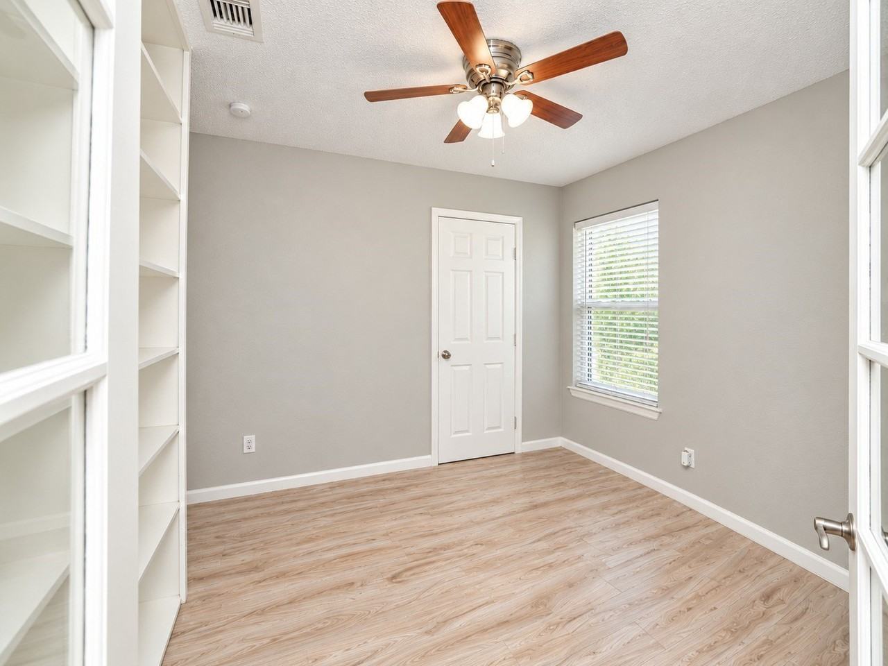 302 Rosemary Ln - Photo 3 of 18