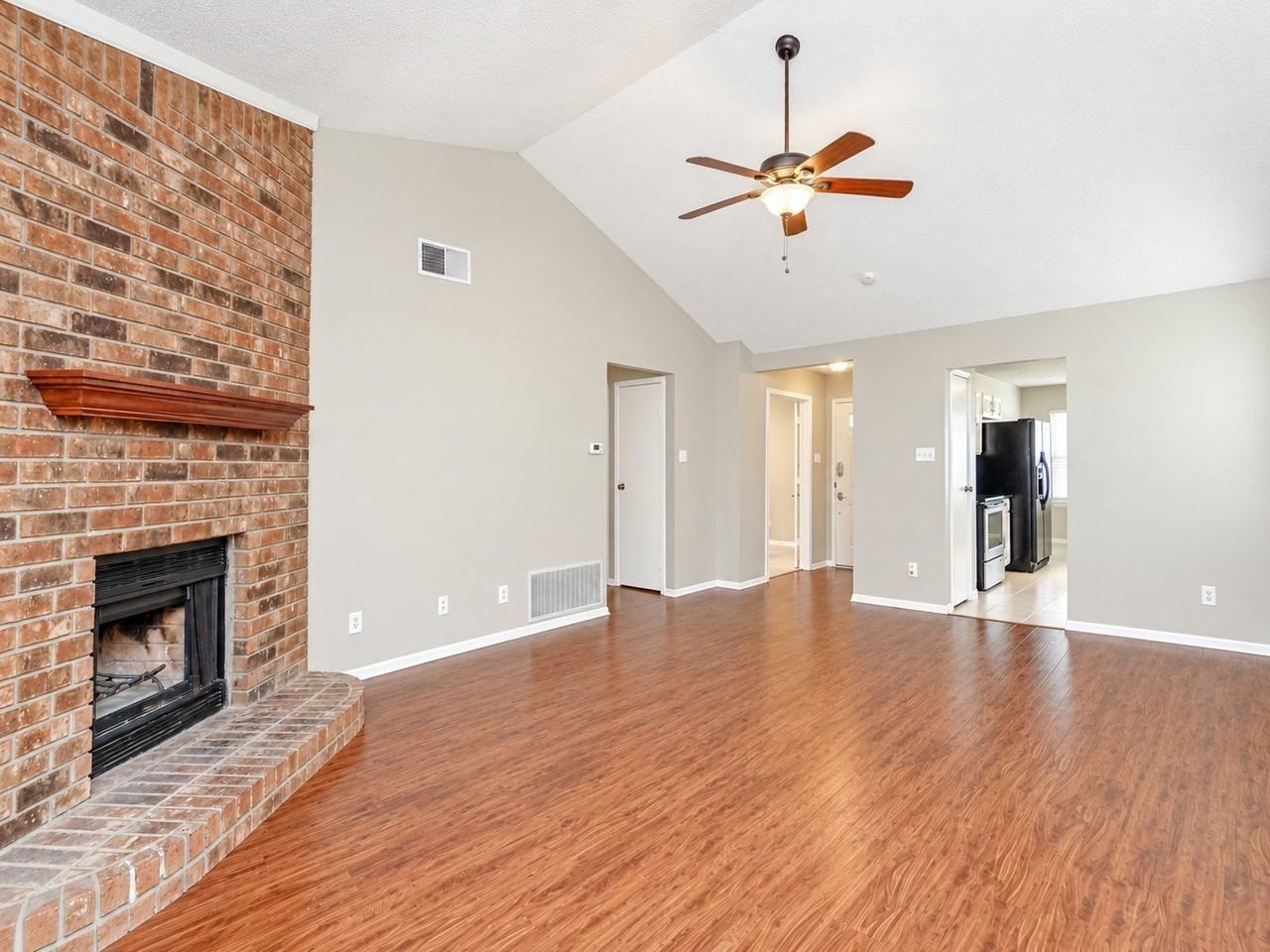 302 Rosemary Ln - Photo 4 of 18