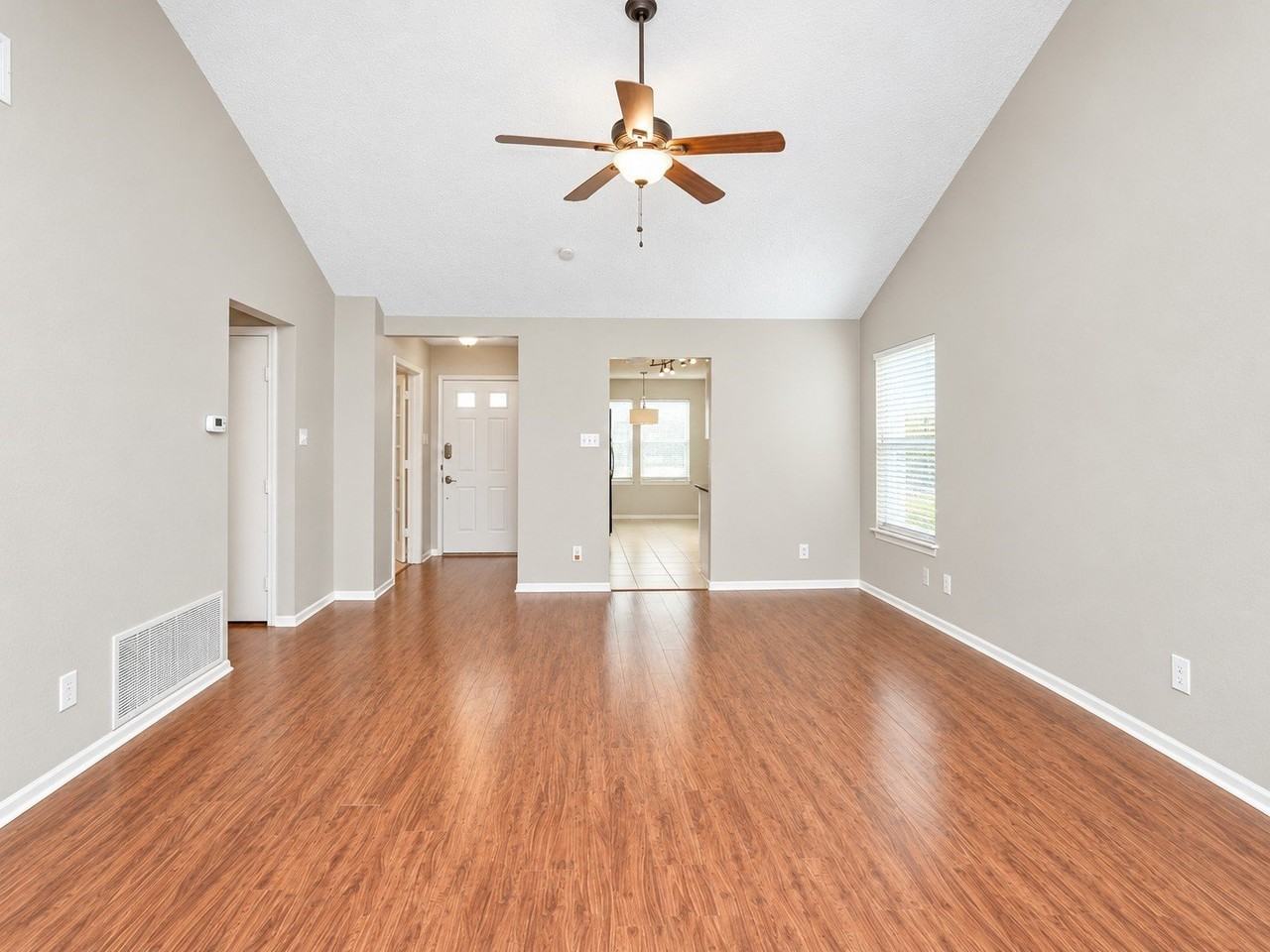 302 Rosemary Ln - Photo 6 of 18