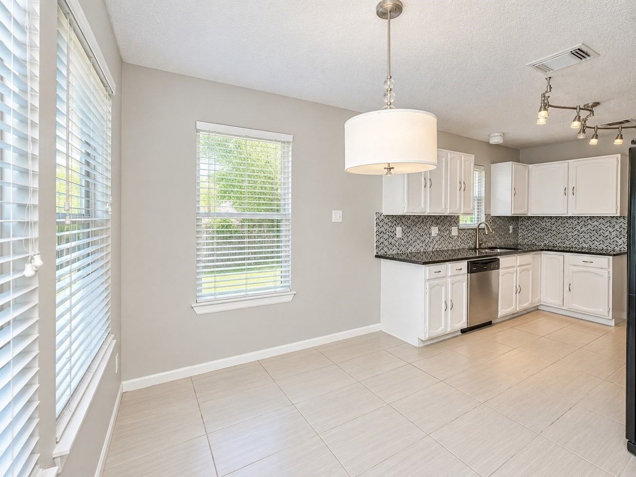 302 Rosemary Ln - Photo 7 of 18