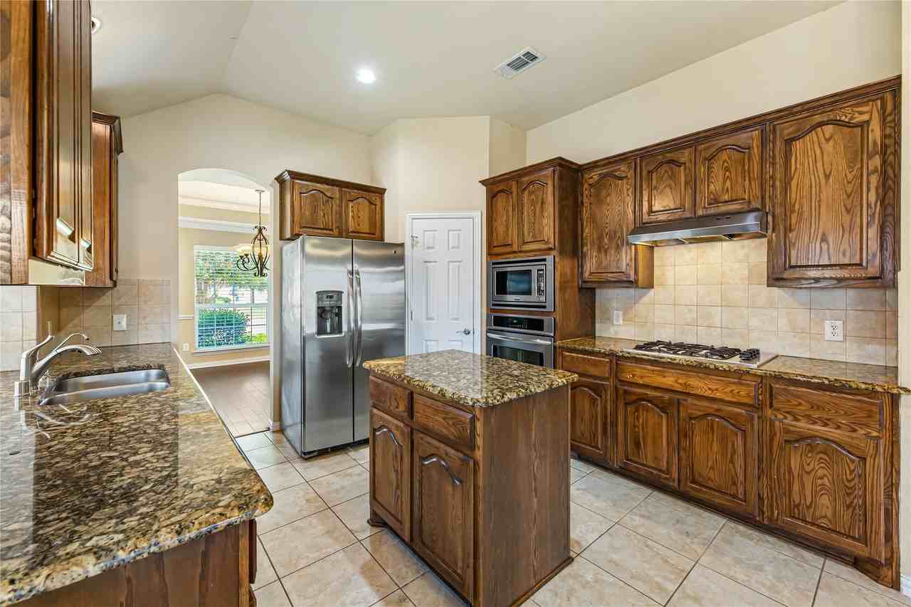 928 Wellington Dr - Photo 4 of 15