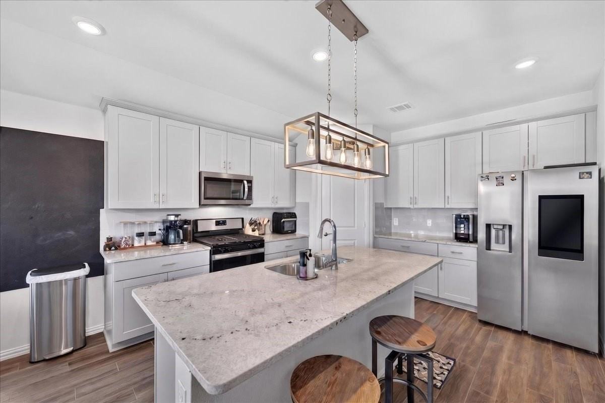 365 Mohan Dr - Photo 5 of 40