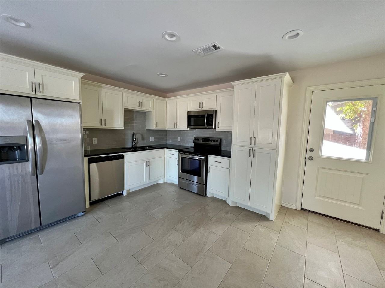 1528 N Broughton St #1528 - Photo 7 of 8