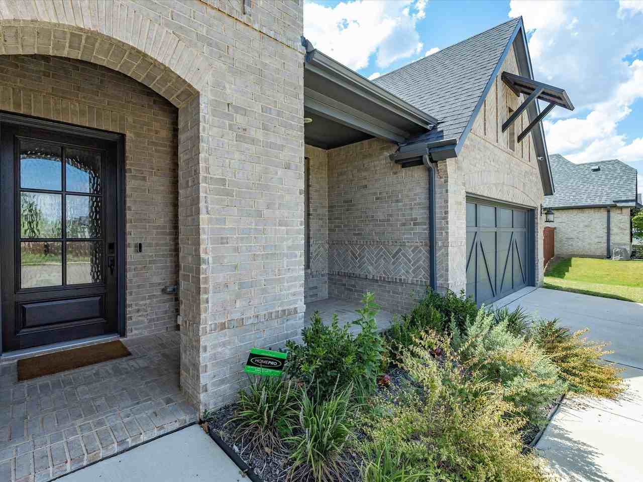 1901 Rockwood Ln - Photo 3 of 40