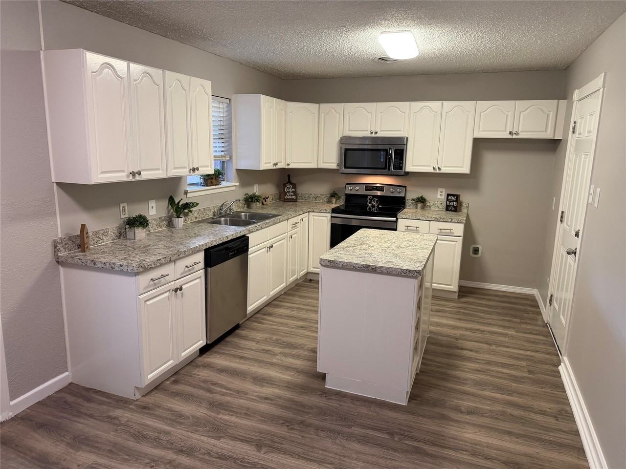 1213 Mary Dr - Photo 3 of 21