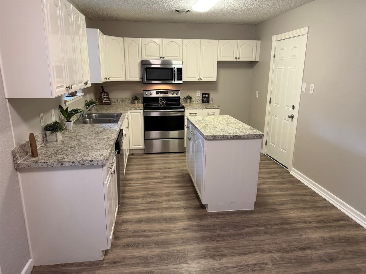 1213 Mary Dr - Photo 4 of 21