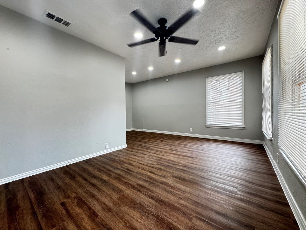 6338 Belgrade Ave - Photo 3 of 15