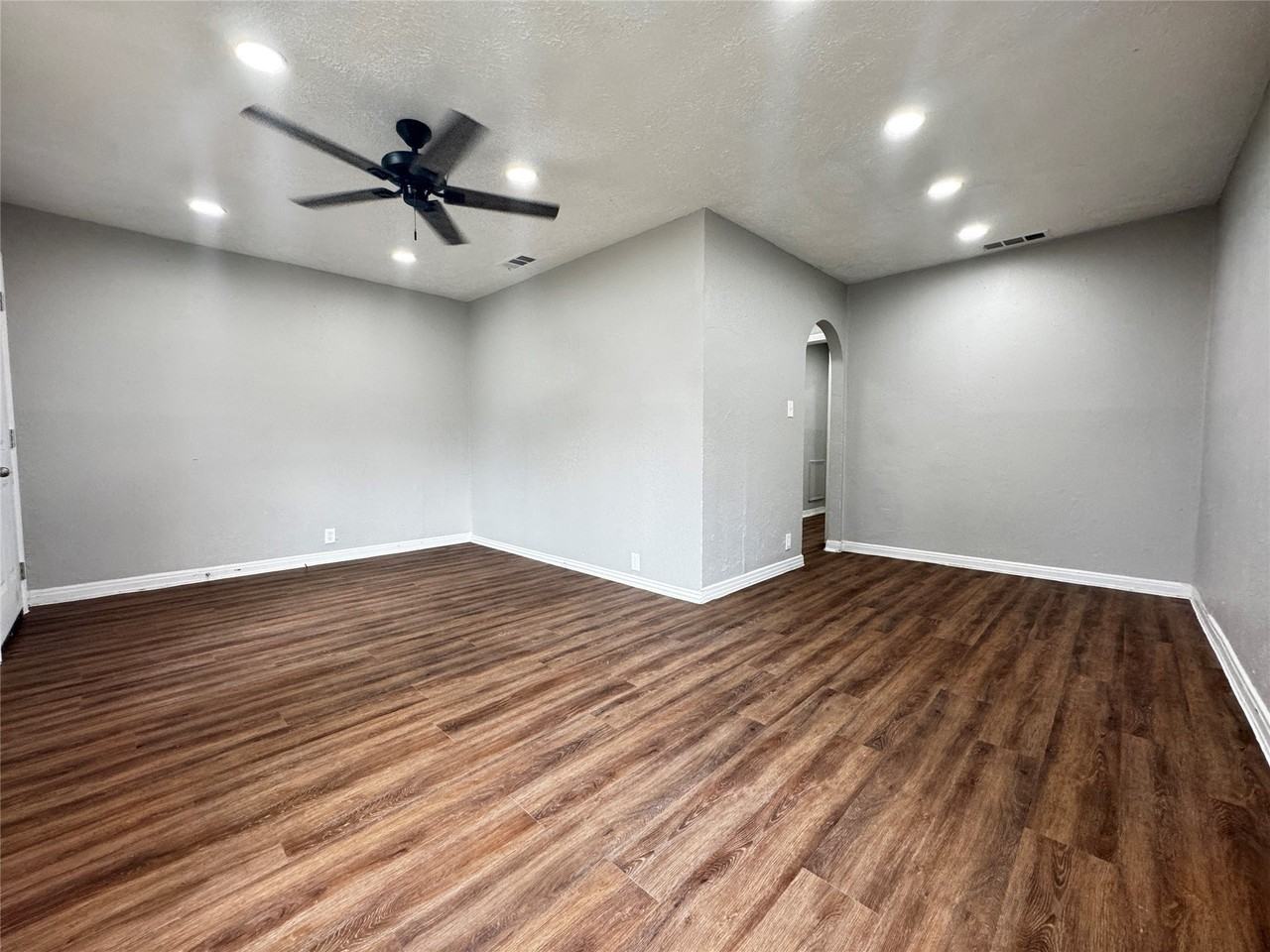 6338 Belgrade Ave - Photo 4 of 15