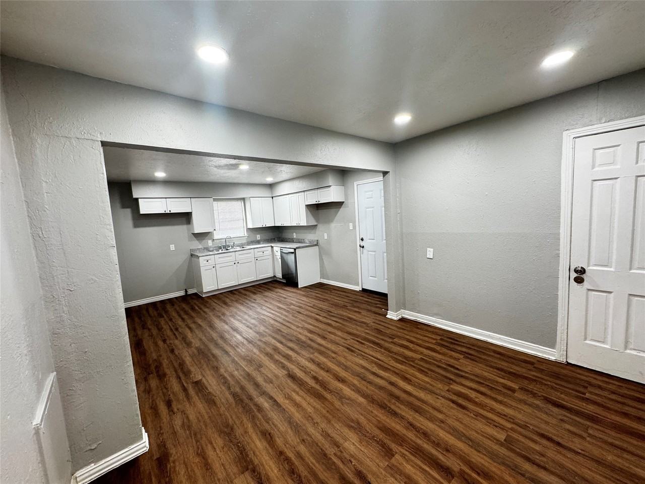 6338 Belgrade Ave - Photo 6 of 15