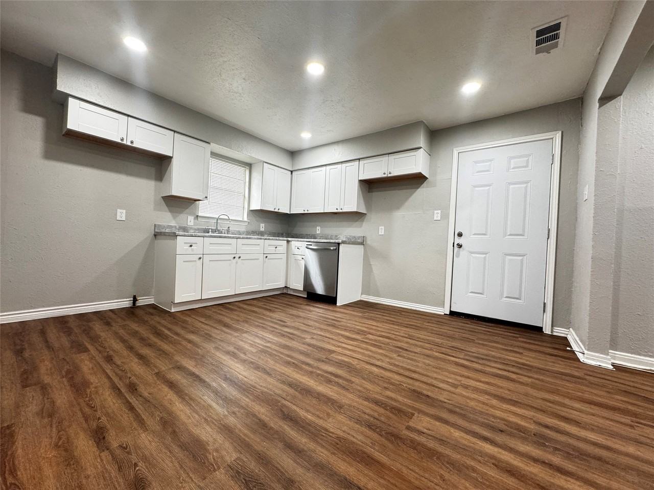 6338 Belgrade Ave - Photo 7 of 15