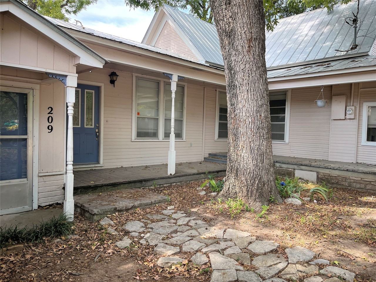 209 Mission St - Photo 2 of 18