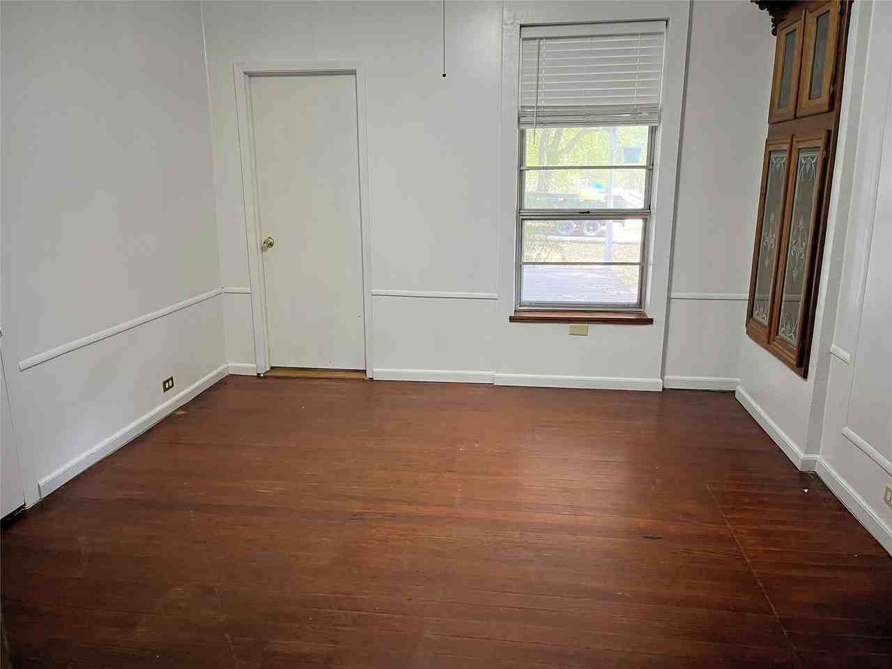 209 Mission St - Photo 7 of 18