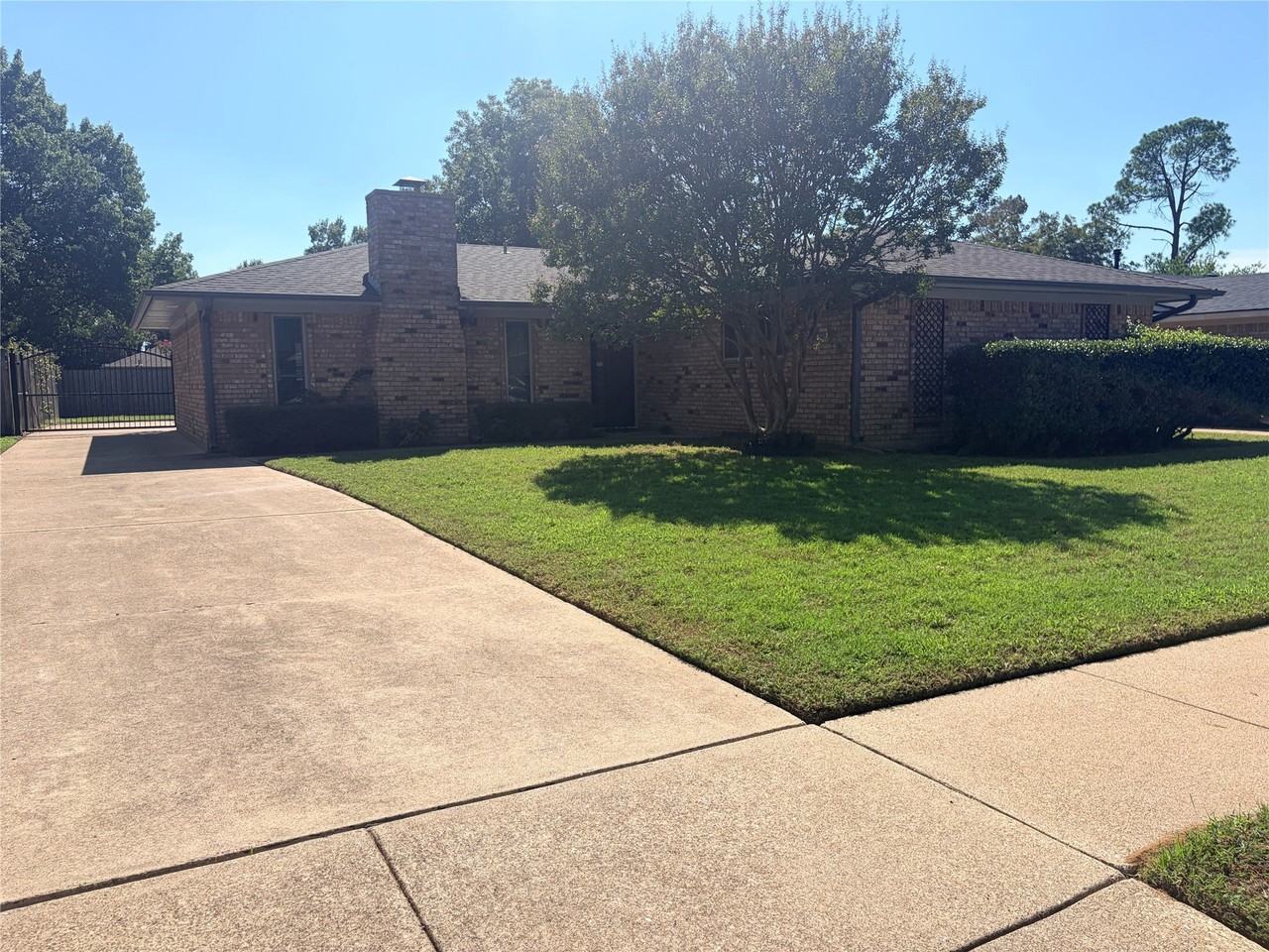 1620 Lexington Pl - Photo 2 of 13